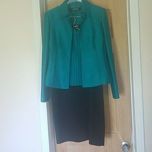 Women's Kasper 3 piece dress suit. Lined